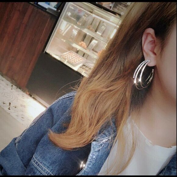 + Beautiful Elegant White Gold Diamond Hoop Earrings - Picture 2 of 3